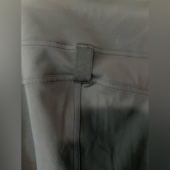 Lululemon Cargo Super-high-rise hiking short 8” (Black)
Size 6 - Picture 13 of 16